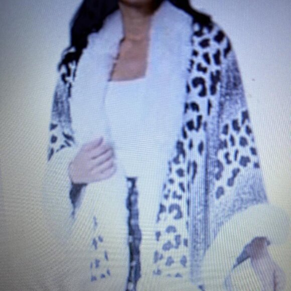 Kathy Ireland White Faux Fur Cape - NWT  O/S - Picture 1 of 3